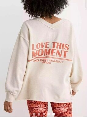 aerie Cream V-Neck 'LOVE THIS MOMENT' Graphic Sweatshirt - XXL
